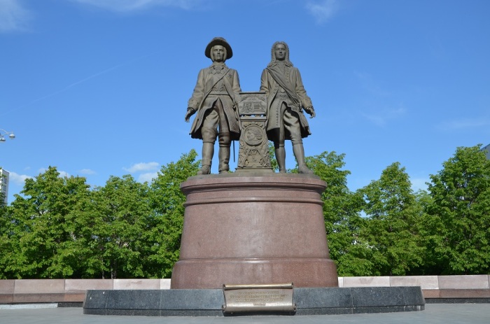 Памятник основателям Екатеринбурга В.Н. Татищеву и В. Дэ' Геннину.